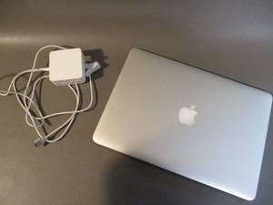 lot 6 image: Apple Laptop
