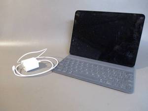 lot 7 image: Apple Ipad