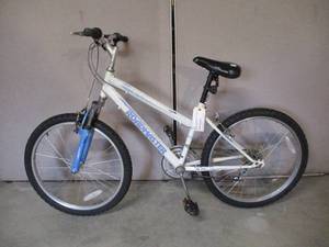 lot 11 image: Roadmaster Mountain Sport Bike