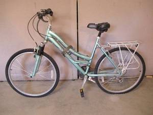 lot 66 image: Schwinn Clean Creek Bike