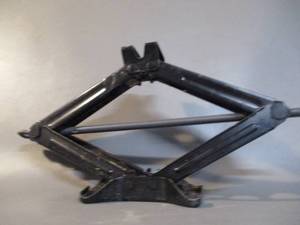 lot 60 image: Car Jacks