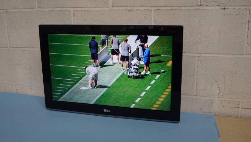 lot 45 image: LG 26 Commercial HD LCD Television  TV  Display  Monitor Model 26LD350C