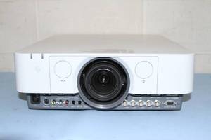 lot 17 image: Sony VPL-FH30 High Brightness HD Projector  Projection System with Zoom Lens & HDMI
