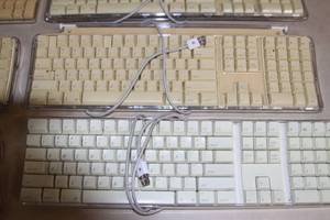 lot 120 image: Lot of 6 Apple Mac USB Keyboards - Yellowing... Vintage