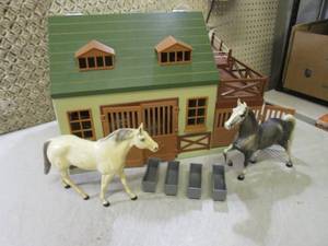 lot 4 image: Toy Horse Stable with Horses and Ac...