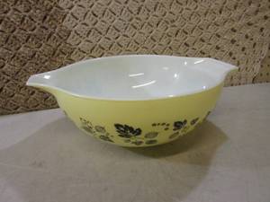 lot 23 image: Vintage Pyrex Bowl 4 Qt #444  RM4...