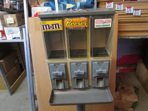 lot 86 image: 3-In-1 Candy Vending Machine on Sta...