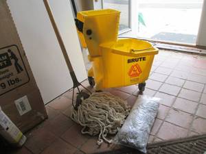 lot 179 image: 8 Gallon Mop Bucket with Wringer an...