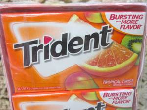 lot 259 image: 12 Packs of Trident Tropical Twist ...
