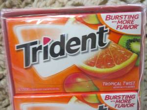 lot 260 image: 12 Packs of Trident Tropical Twist ...