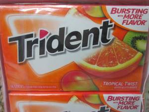 lot 261 image: 12 Packs of Trident Tropical Twist ...