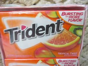 lot 262 image: 12 Packs of Trident Tropical Twist ...