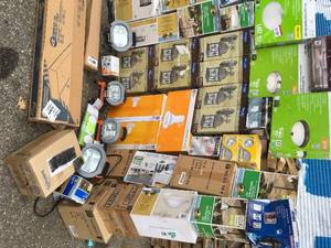 Pallet with assorted Lightning - Customer Returns