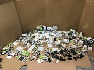 ASSORTED PALLET WITH LIGHTINGOUTLET SUPPLIES SEE PICS
