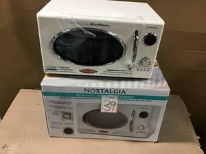 lot 39 image: Nostalgia 0.9 cu. ft. Retro Countertop Small Microwave in White &nbspin good condition 