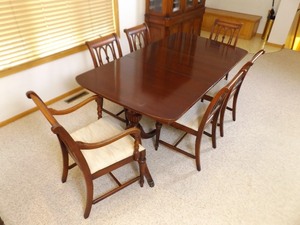 lot 4 image: Antique Queen Anne Dining Room Table With 6 Chairs