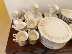 lot 5 image: Vintage Wentworth China Set