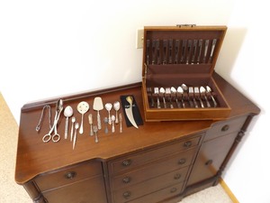lot 7 image: Stainless Silverware Set with Accessories in Wood Box