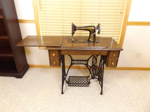 lot 16 image: Antique Singer Treadle Sewing Machine