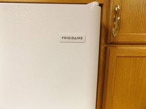 lot 52 image: Frigidaire 18 cu. ft. White RefrigeratorFreezer Model #FFTR1814TW