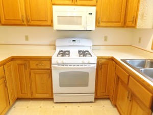 lot 58 image: Newer GE Gas Stove and Over the Range Microwave Set