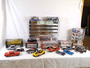 lot 104 image: Lot of Misc 118 etc. Die Cast Cars, Unbuilt Models, etc.
