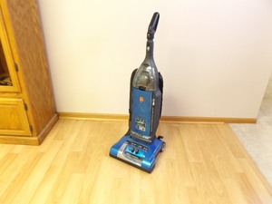 lot 49 image: Newer Hoover Wind Tunnel Vacuum Model #U6485-900