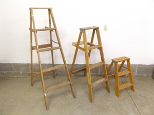lot 166 image: Lot of 3 Wood 5, 4 and 2 Ladders