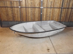 lot 184 image: Small Fiberglass Dingy Boat
