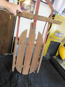 lot 3 image: Vintage snow sled