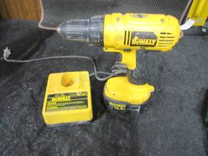 lot 14 image: Dewalt 14.4v drill