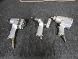 lot 22 image: 12 impact wrenches