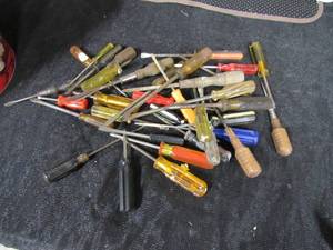 lot 28 image: assortment of screwdrivers