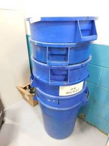lot 31 image: 6 - Rubbermaid 20 Gal Garbage Bins