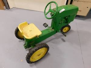 lot 62 image: Kids Peddle Tractor