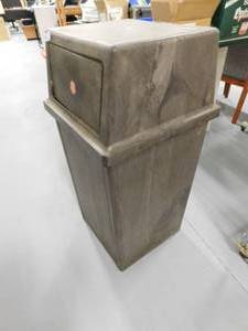lot 88 image: Commercial Rubbermaid Garbage