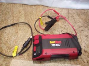 lot 18 image: EVERSTART 1000 Watt Power Inverter wUSB (PC1000E)