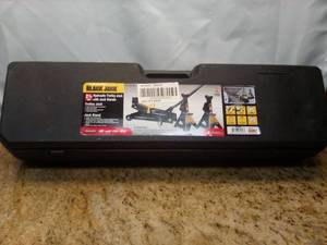 lot 32 image: Black Jack 2.25 Ton Trolley Jack with 2.25 Ton Jack Stands in Case Black - T82253W