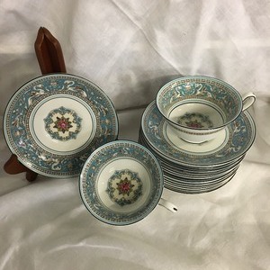 lot 42 image: Wedgewood Florentine Dish Set for 12