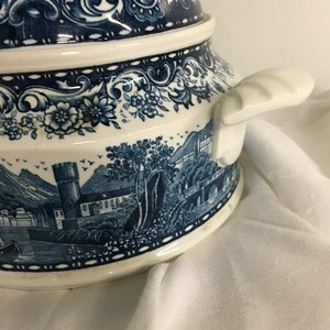 lot 46 image: Villeroy & Boch Covered Serving Dishes