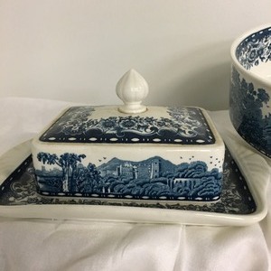 lot 48 image: Villeroy & Boch Serving Bowl and Butter Dish