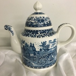 lot 50 image: Villeroy & Boch Teapot and Cream & Sugar