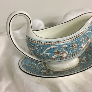 lot 52 image: Wedgewood (Florentine) Gravy Boat