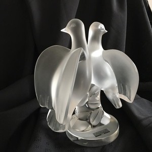 lot 84 image: Lalique Figurine Featuring a Pair of Beautiful  Doves