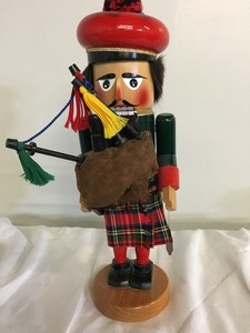 lot 97 image: Steinbach Nutcracker Bagpiper