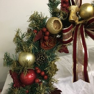 lot 177 image: Large Decorated Holiday Wreath