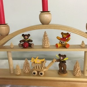 lot 172 image: Erzgebirgische Volkskunst Carved Christmas Toy Display