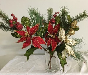 lot 178 image: 4 Pieces of Holiday Decor