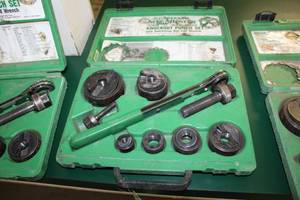 lot 122 image: Greenlee SlugBuster Ratchet Knockout Punch Set 7238SB, Case