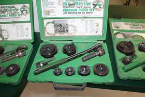 lot 123 image: Greenlee SlugBuster Ratchet Knockout Punch Set 7238SB, Case